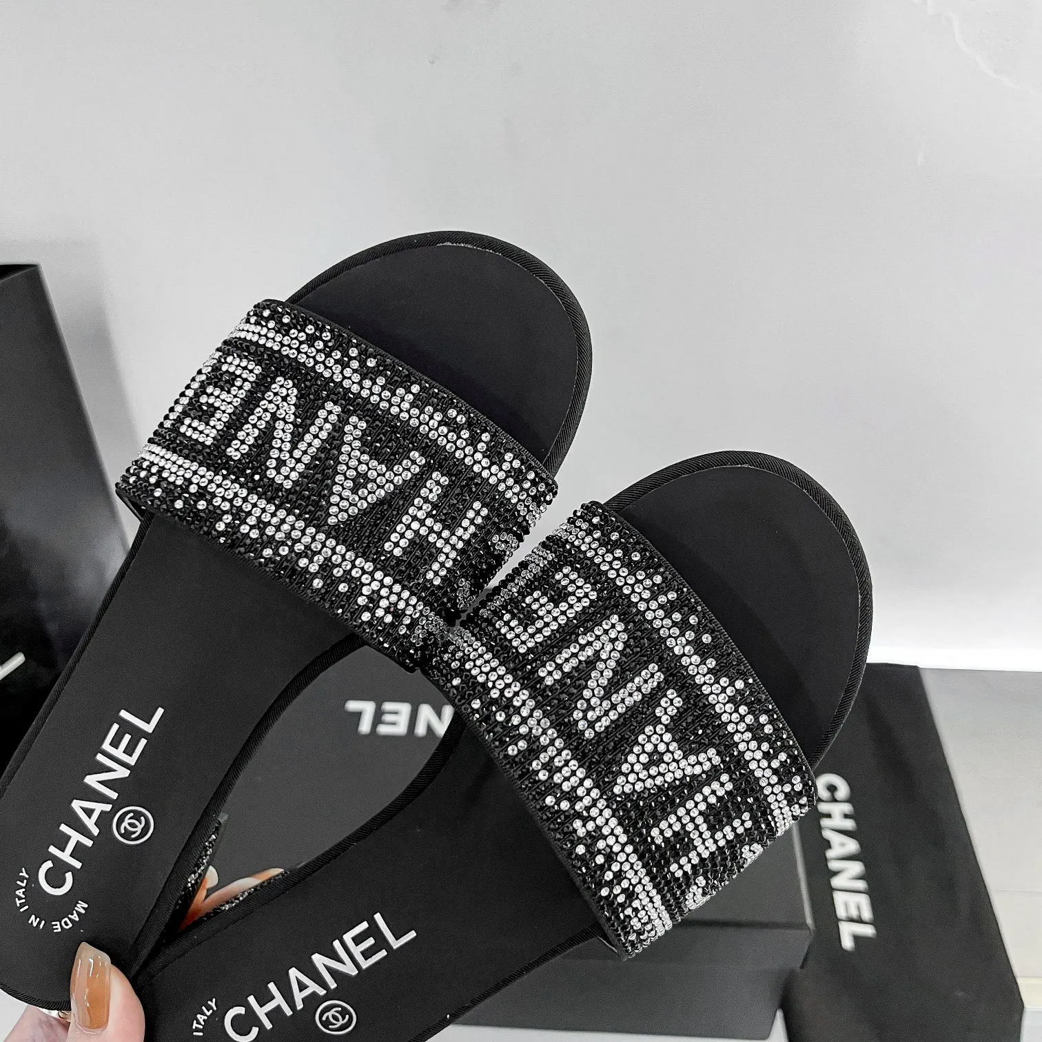 👟👟Ex-factory price 440👟👟 Xiaoxiang Chanel rhinestone slippers with large black rhinestone letters, these really blingbling slippers are full of diamonds. They are both classic and artistic, and can be styled according to your daily style. The characteristic is that the hot diamonds are particularly shiny. They are made with heavy craftsmanship and are not easy to fall off. They have the sexy temperament of celebrities and are versatile. Color: black, white, 35-40 leather outsole